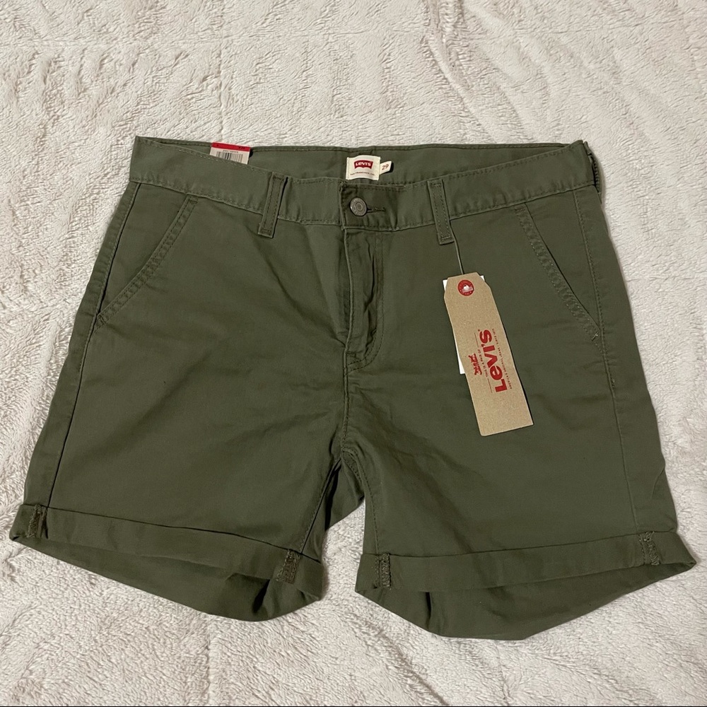 NWT Levi’s Classic Shorts / Size 29